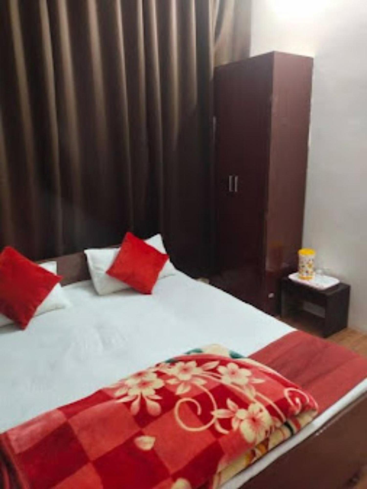 Goroomgo Varanasi Paradise Varanasi - Parking & Restaurant Available - Perfect Location And Comfortable Room Exterior foto